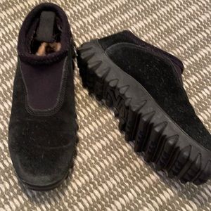 Women’s black suede Salomon slip on shoe Size 6 1/2 EUC